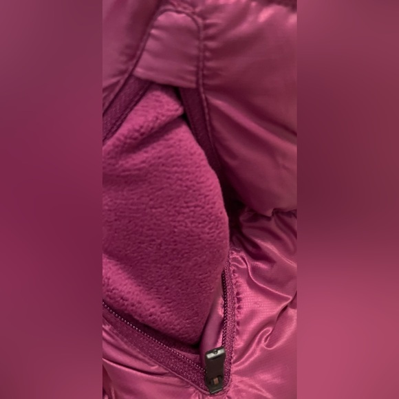 Nike Women's Uptown 550 Down Puffer Vest- Women’s Size Medium - Picture 5 of 7